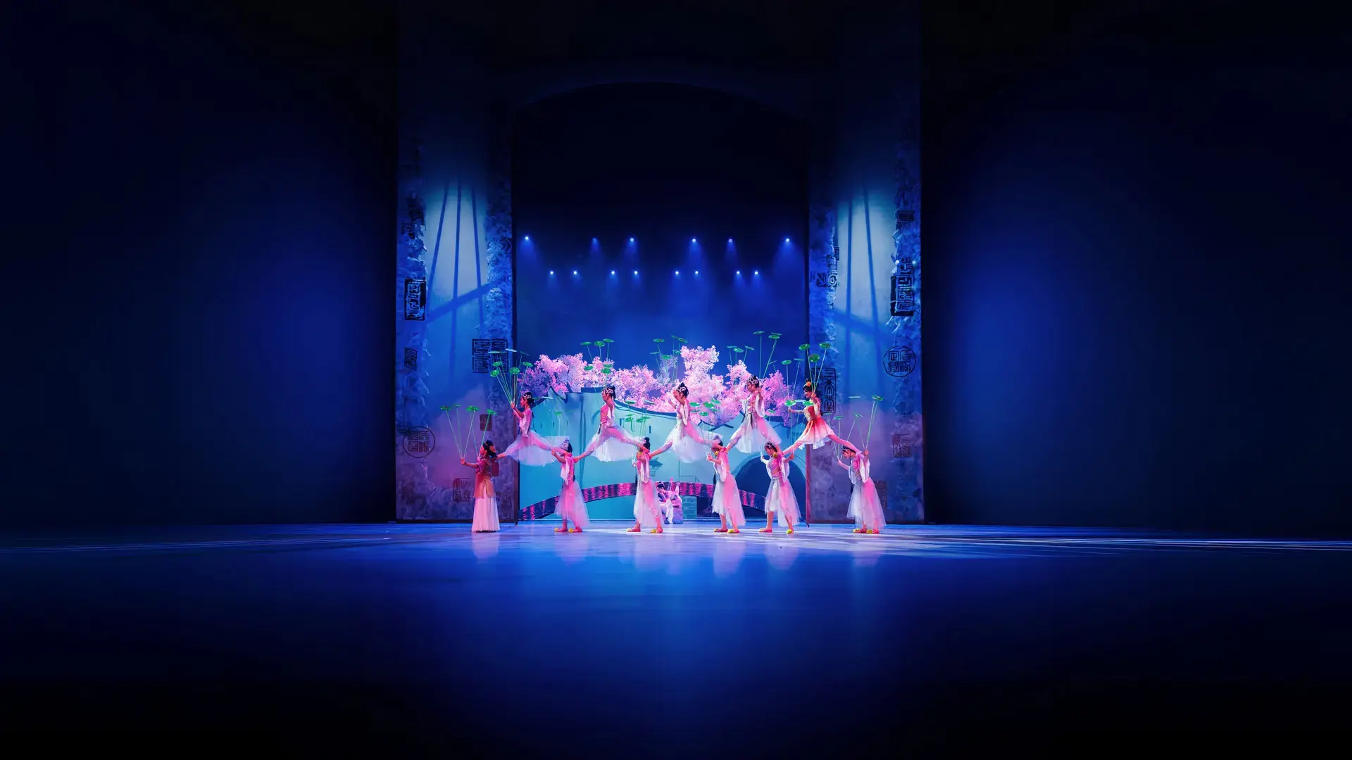  Jiangsu Acrobatic Troupe
